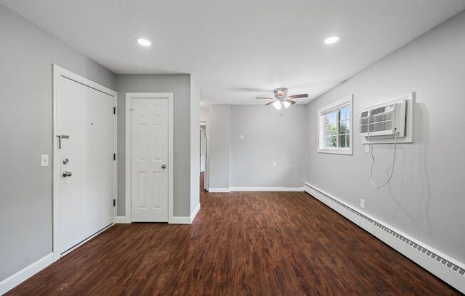 Spacious 1BR/1Bath apartment Available Early May
