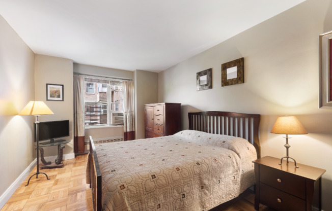 572 GRAND ST