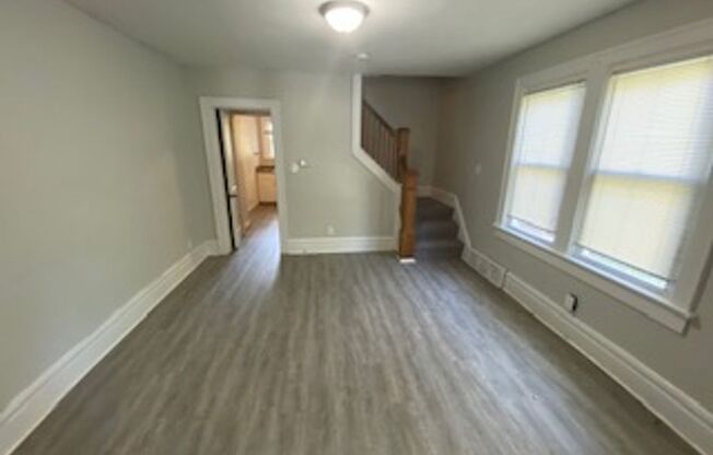 3 beds, 1 bath, $1,350, Unit 431