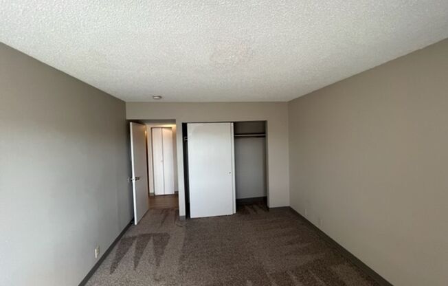 2 beds, 1 bath, $1,175, Unit 2575NE