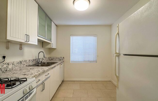 2 beds, 1 bath, $2,275, Unit 4