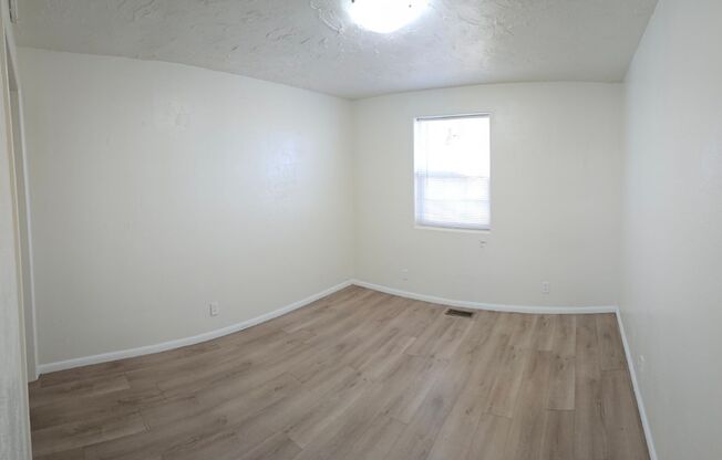 2 beds, 1 bath, $1,050, Unit 1 (Upstairs)