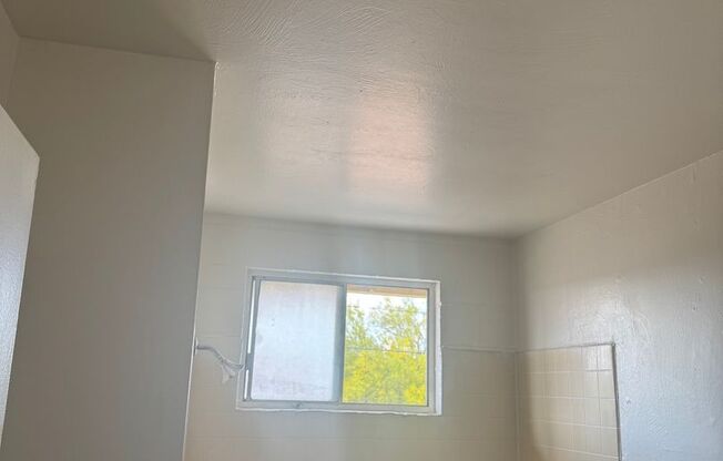 2 beds, 1.5 baths, 941 sqft, $950, Unit J11