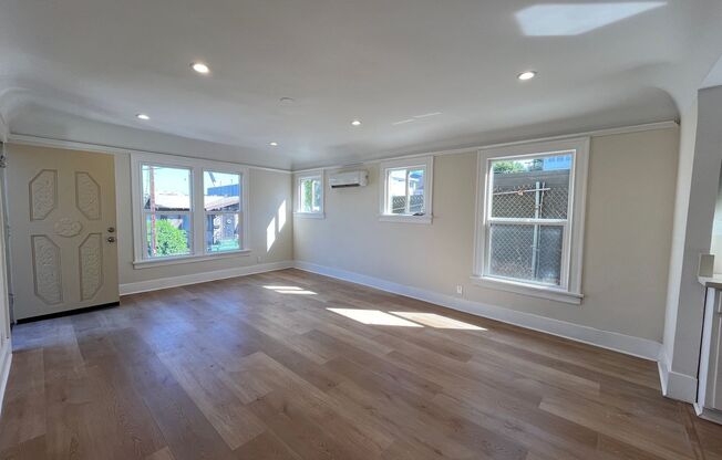 2+1 w/all appliances + garage in central LA location!