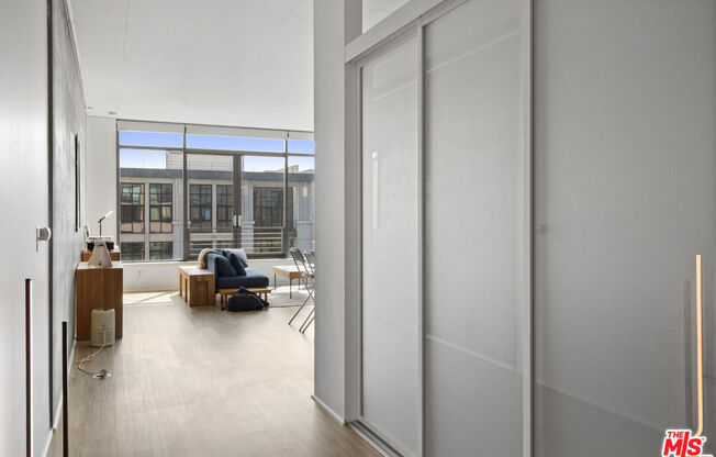 1 bed, 1 bath, 930 sqft, $3,000, Unit 813