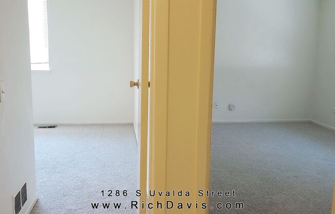 2 bed, 1 Bath, 900 sqft with washer/dryer hookups and 1 car garage