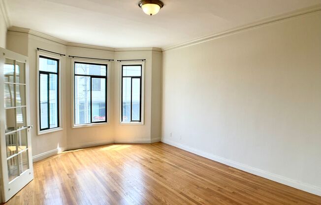 1BR/1BA. Bay Windows, Laundry On-Site. GARAGE PARKING AVAILABLE