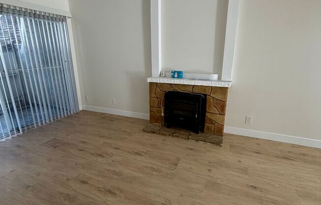 *Special $500 Off The First Months Rent* Great condo in gated community, 1 Bed, 1 Bath. Good Location.