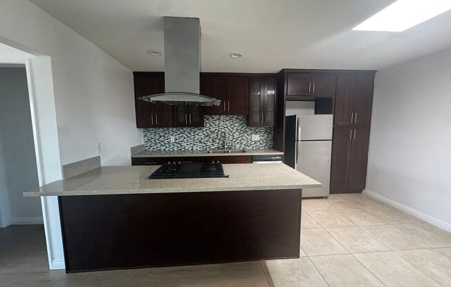 2210 Vanderbilt Ln
