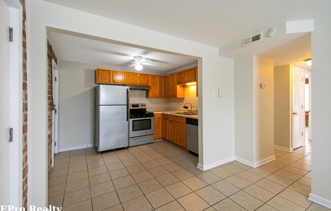 3 beds, 1 bath, 816 sqft, $1,099, Unit 2