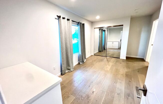 Santa Monica - Luxury Townhome w/ Loft!  (3 Bed / 3.5 Bath)