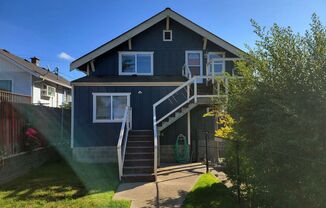 Bright and cheery 2 bed top level apartment in convenient Bremerton location