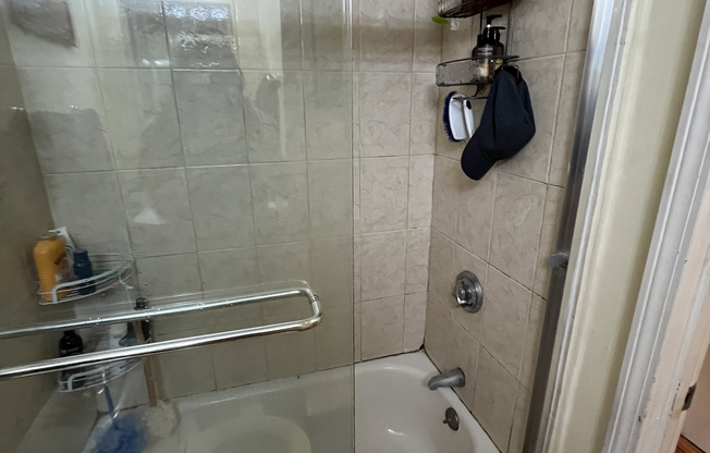 2 beds, 1 bath, $3,500, Unit 8