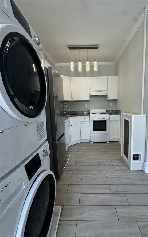 1 bed, 1 bath, $3,000, Unit 404