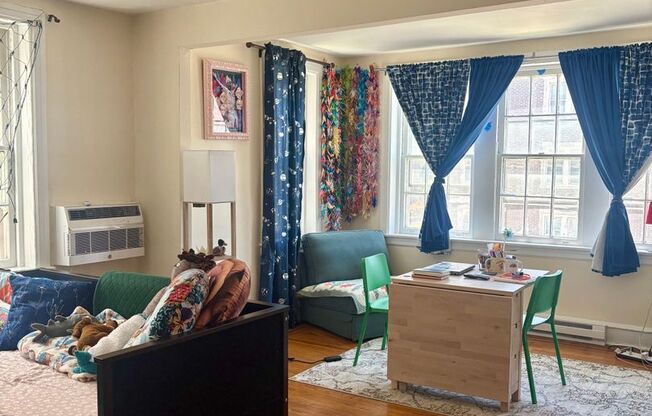 3 beds, 1 bath, 1,425 sqft, $1,625, Unit 4845-B2