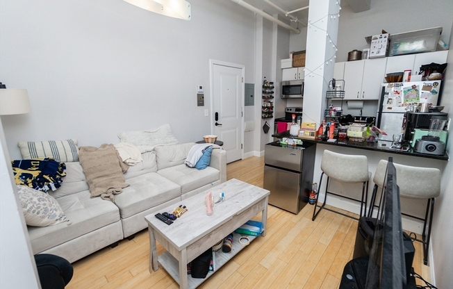 4 beds, 2 baths, 1,006 sqft, $6,750, Unit 404
