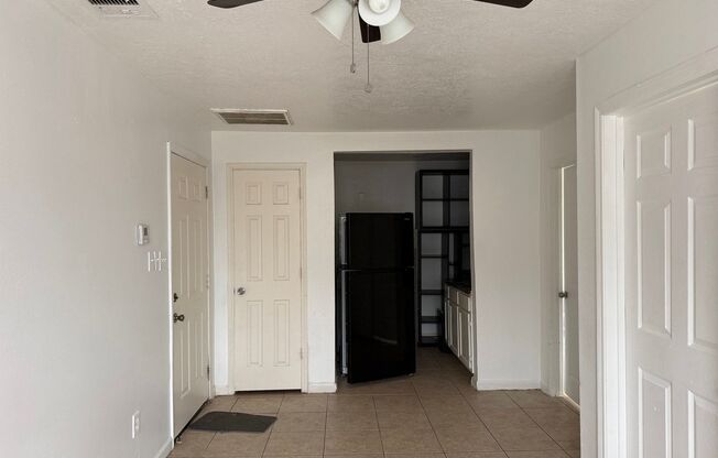 2 beds, 1 bath, 500 sqft, $950, Unit 3