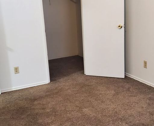 2 beds, 1 bath, 740 sqft, $995, Unit 39