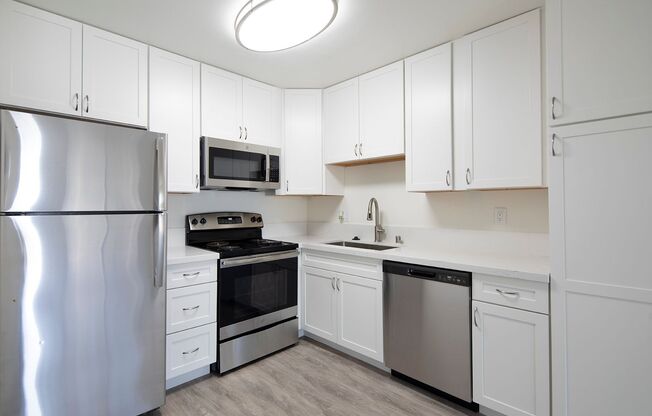 Studio, 1 bath, 329 sqft, $2,295, Unit 27-03