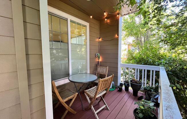 Stunning End-Unit Townhouse 3 bed, 2.5 bath, LVP floors, Peaceful **NIKE