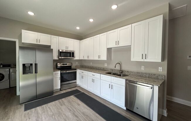 MOVE IN SPECIAL! Renovated 3 Bedroom, 2 Bath Duplex Home in Kissimmee - Priced to Rent!