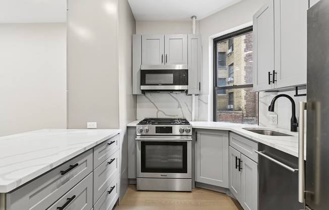 211 W 88 ST