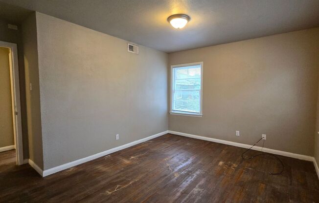 3 beds, 1 bath, $1,100