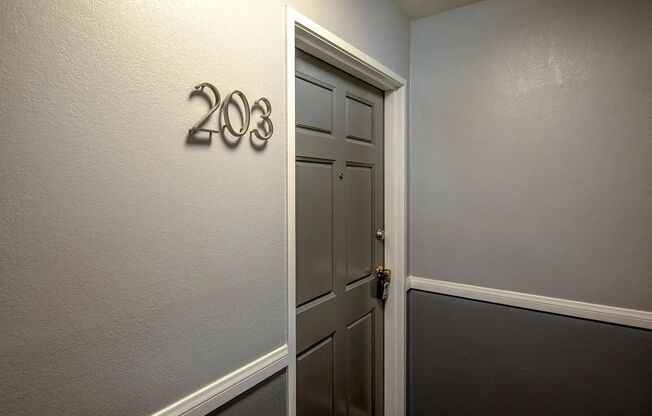 2 Bedroom/ 2 Bath Condo In The Heart of Glendale!