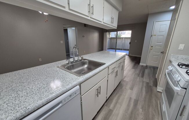 2 beds, 1 bath, 920 sqft, $1,800, Unit 17