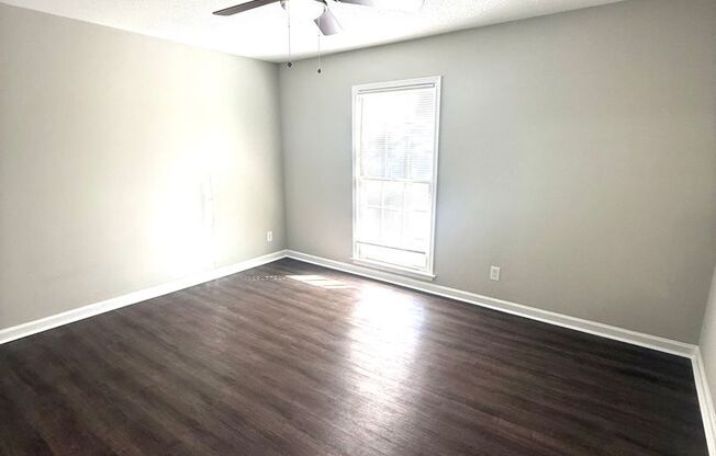 ** 4 bed 2 bath located in Woodmere Park ** Call 334-366-9198 to schedule a self showing