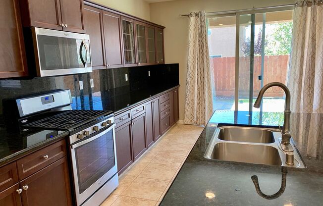 $2,100 Ashlan & DeWolf, 2 Bed + office - Sussex Ave, Clovis