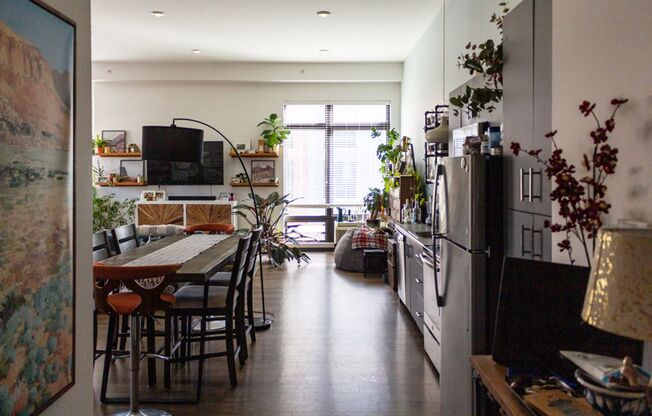 Studio, 1 bath, 1,095 sqft, $1,660, Unit 422