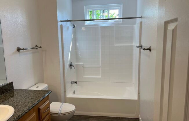 2 beds, 1 bath, 920 sqft, $2,670, Unit L11