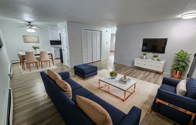 2 beds, 1 bath, 832 sqft, $950, Unit 6801 W Essex - Unit 04