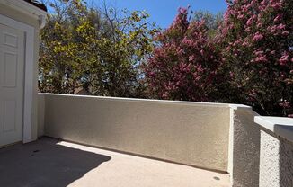 LOVELY 1 BD/1 BATH UPPER LEVEL CONDO