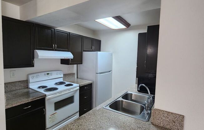 Gorgeous and Comfortable - Dual Master Suites - 2BD/2BA - East Mission Valley