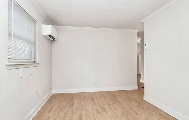 Cozy One Bedroom Triplex in Dilworth! Spring Rent Special!