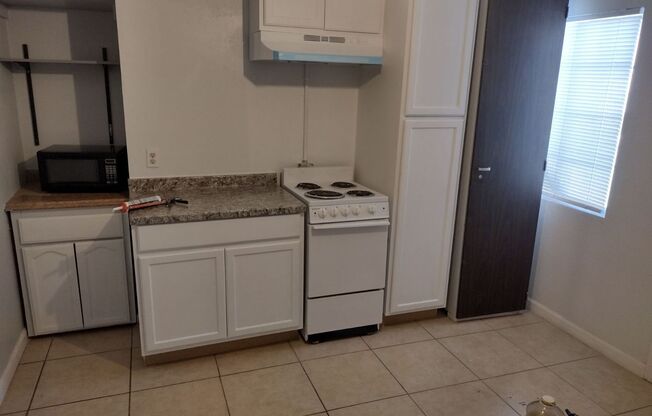 Studio, 1 bath, $750, Unit 3