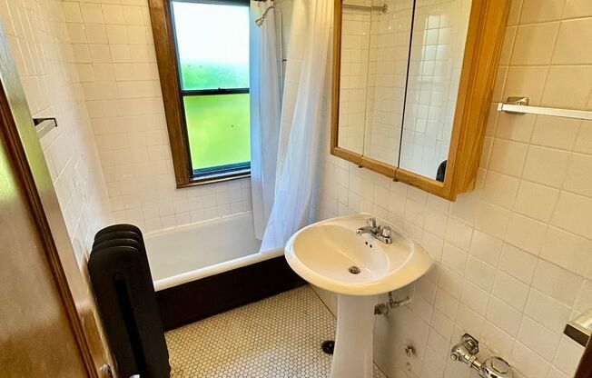 Studio, 1 bath, 320 sqft, $1,395, Unit 225-403