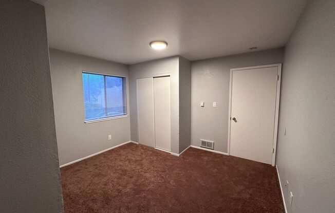 3 beds, 1 bath, 956 sqft, $2,350, Unit T10