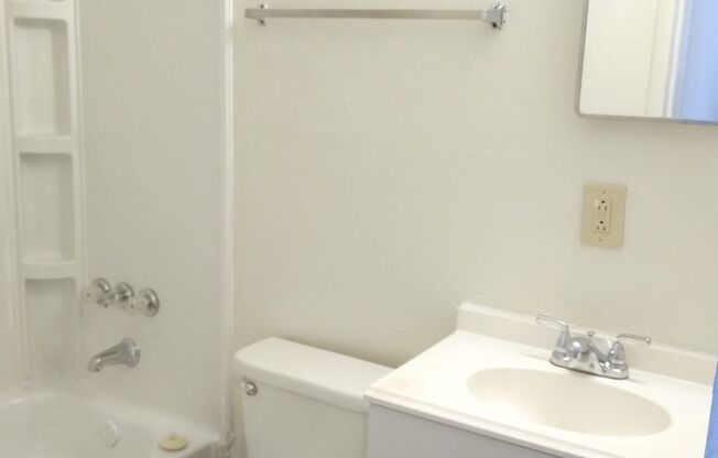 2 beds, 1 bath, 675 sqft, $650, Unit 440 Arter-Unit 13