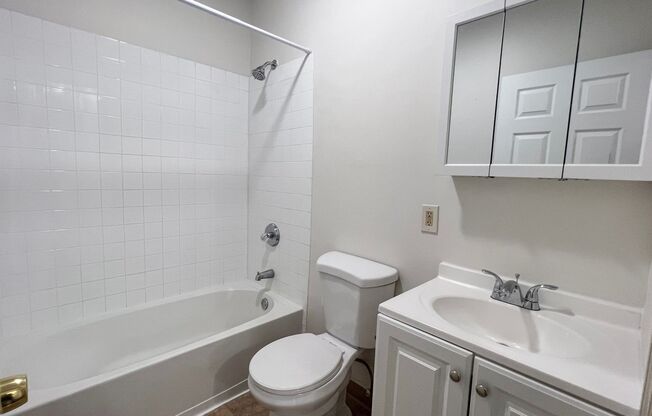 3 beds, 1 bath, $1,700, Unit 2E