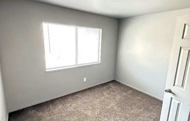2bed/1bath unit brand new carpet