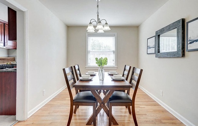 Dining Room at Kensington Place Apartments