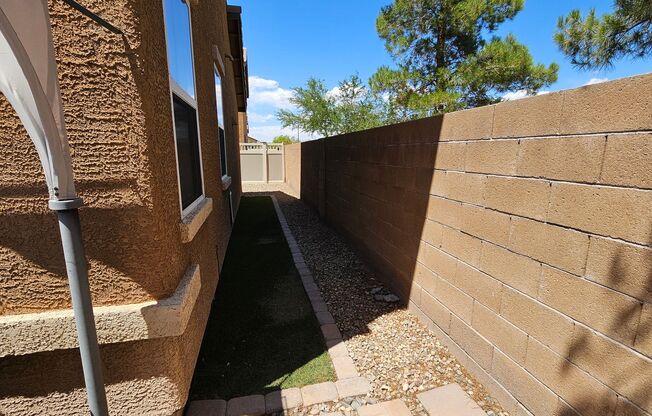 Spacious 3 bedroom Town home in Henderson!!!