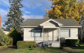 $2,400 - Two Bedrooms, One Full Bath with Bonus Room in Dekum Piedmont Neighborhood