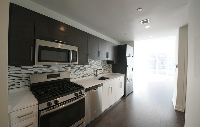 1 bed, 1 bath, $5,425, Unit 42G
