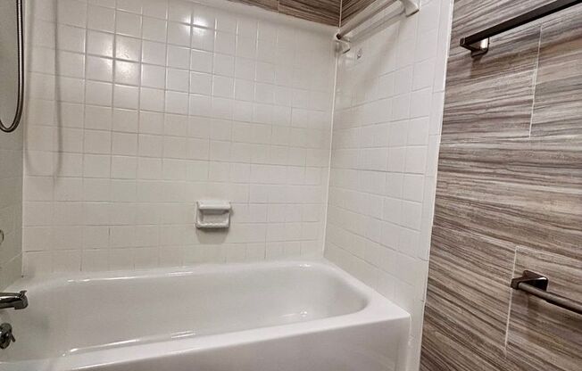 2 beds, 1 bath, $1,195, Unit 4440  Flowerdale Apt D