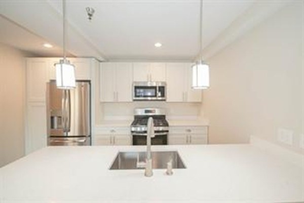 2 beds, 1 bath, 908 sqft, $2,600, Unit 2