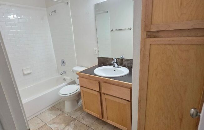 1 bed, 1 bath, 700 sqft, $999, Unit ELP2200-204